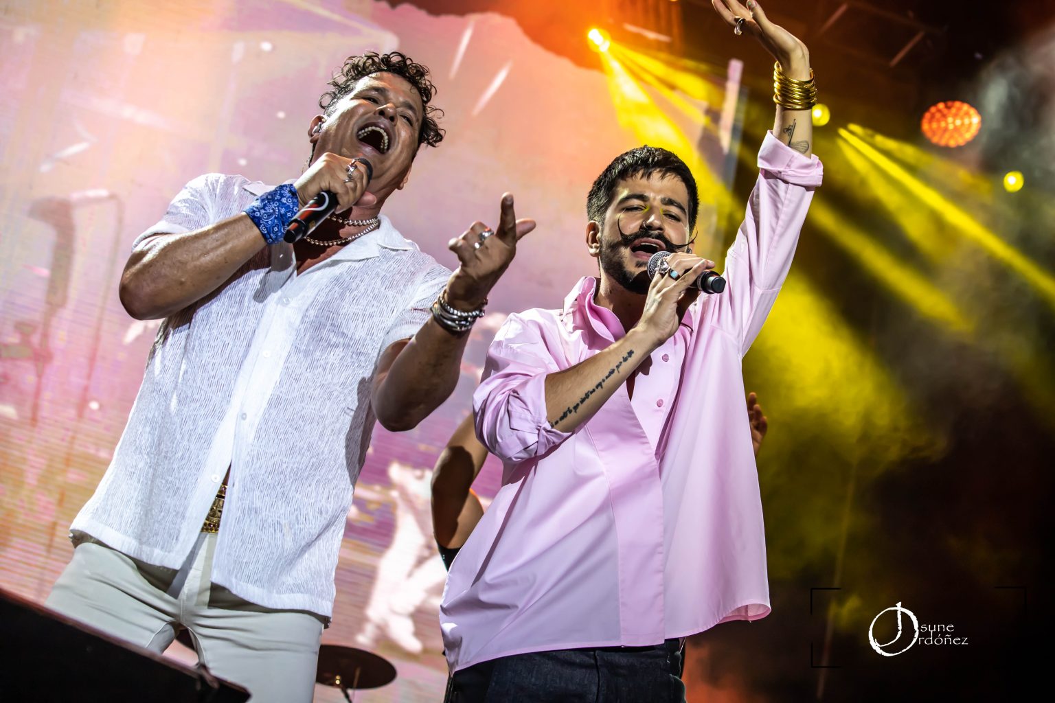 Carlos Vives y Camilo como invitado especial en la Sexta edición de las Noches del Botánico. Fotografía por Josune Ordóñez